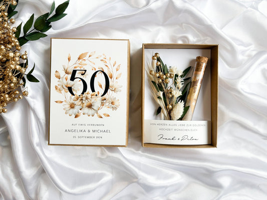 Geschenkschachtel zur goldenen Hochzeit mit Trockenblumenstrauß und goldenen Blumen als Geldgeschenk