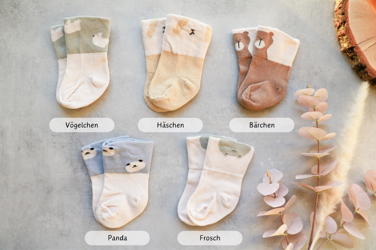 Verschiedene Babysocken Variationen für die Geschenkbox zur Schwangerschaftsverkündung