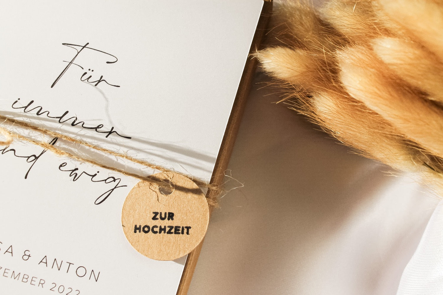 Nahaufnahme des Kraftpapieranhängers mit der Aufschrift "zur Hochzeit", Geschenkbox zur Hochzeit